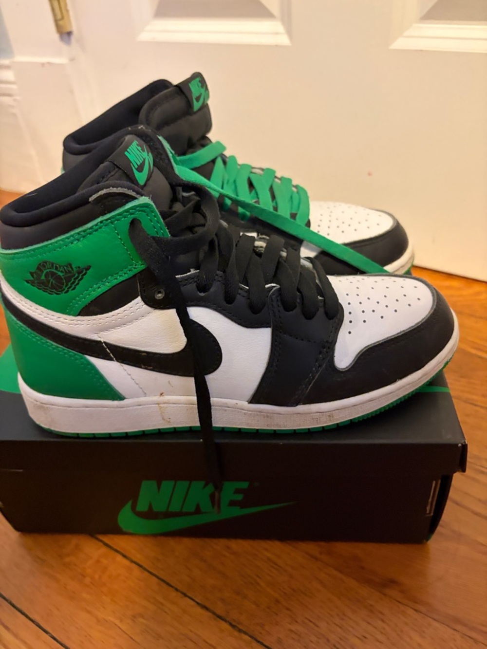 Nike Kids High-Top Sneakers in Black, White & Green - Picture 2 of 3